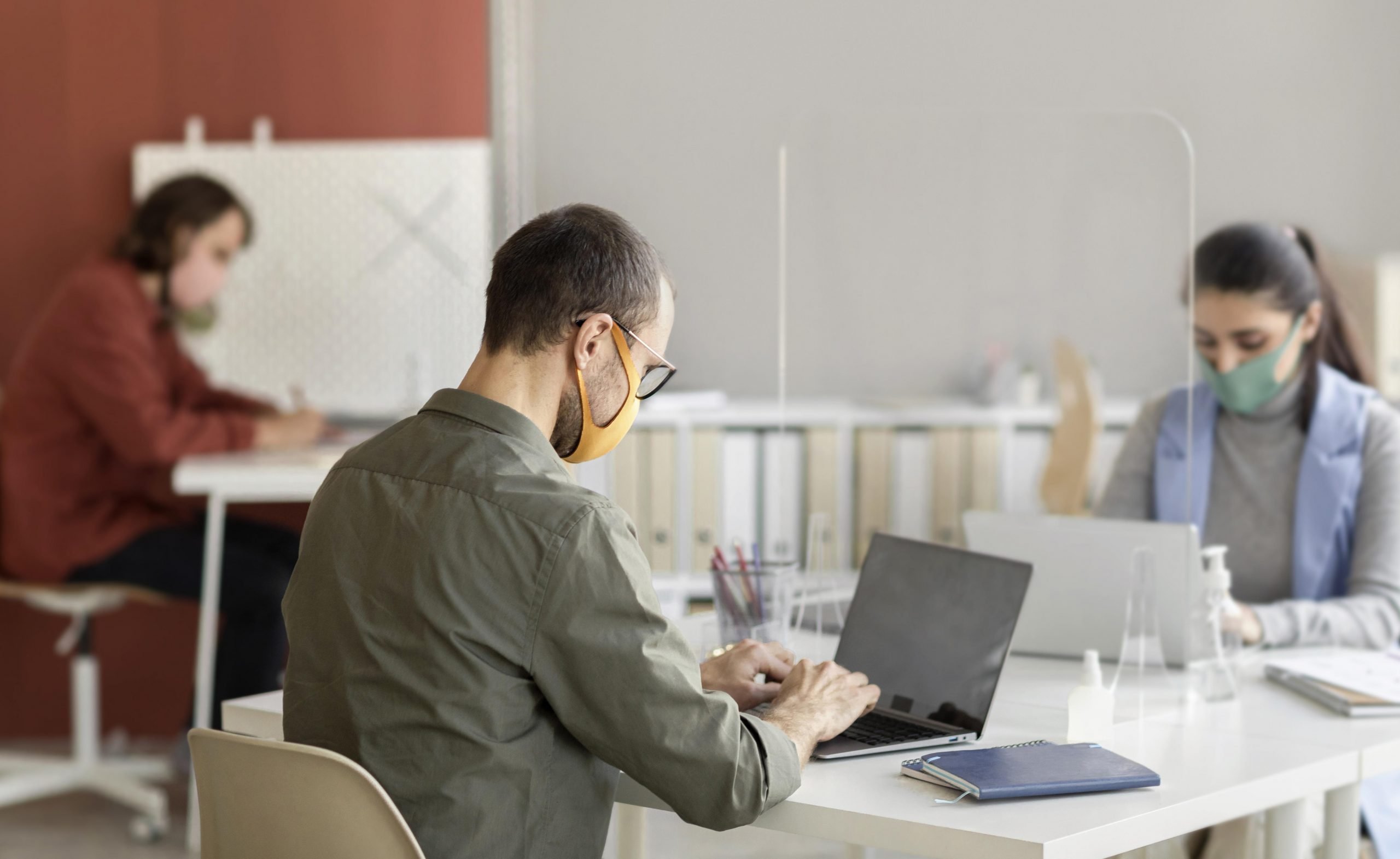 co-workers-wearing-face-mask-office